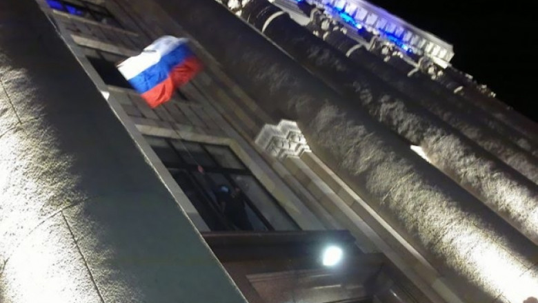 Violente in estul Ucrainei. Manifestantii prorusi au atacat cladirile oficiale. Presedintele si-a anulat vizita in Lituania Imagine