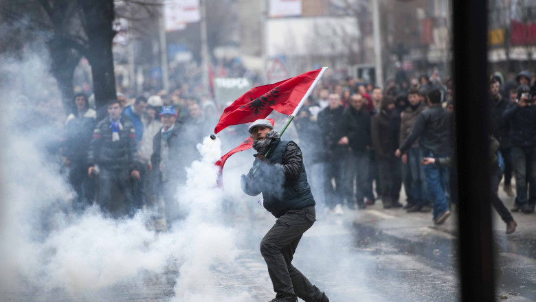 Violente in fata Guvernului din Kosovo Imagine
