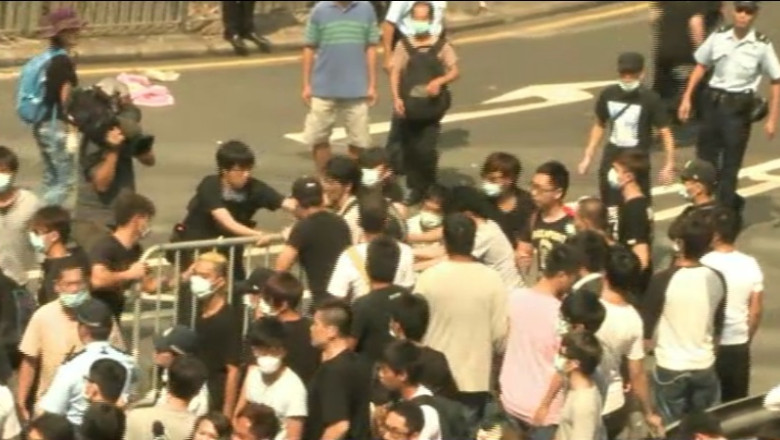 Violente in Hong Kong. Fortele de ordine au inlaturat baricadele din centrul orasului Imagine