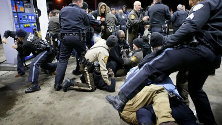 Violente in Saint Louis, Statele Unite, dupa ce un alt tanar de culoare a fost ucis de politisti Imagine