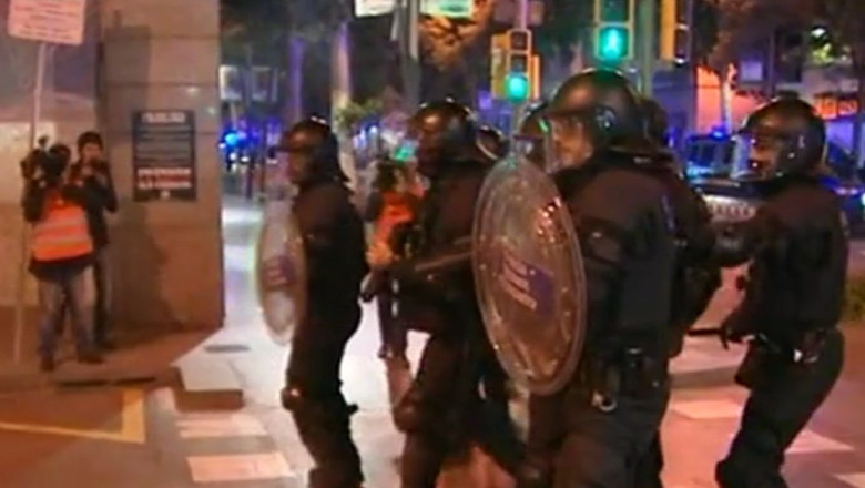 Violente la Barcelona. 14 raniti si 30 de arestati in a patra zi de lupte de strada Imagine