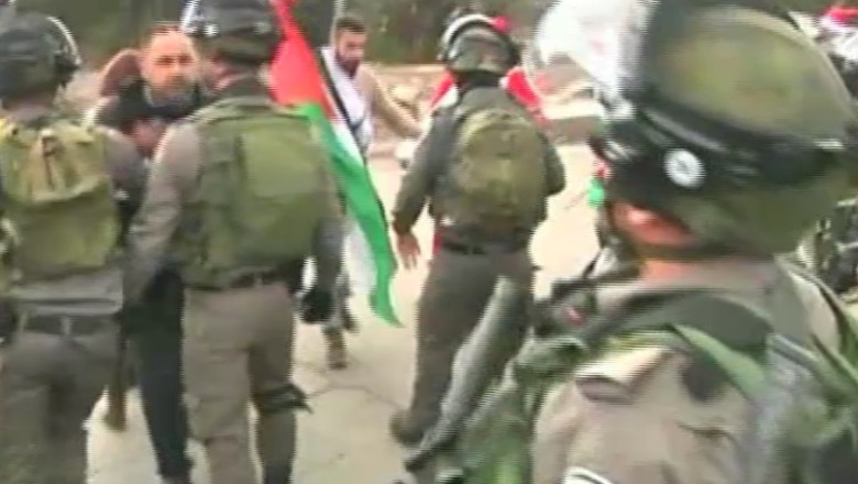 Violente la intrarea in Betleem. Mai multi palestinieni imbracati in Mos Craciun au fost impiedicati de fortele de ordine sa intre in localitate Imagine