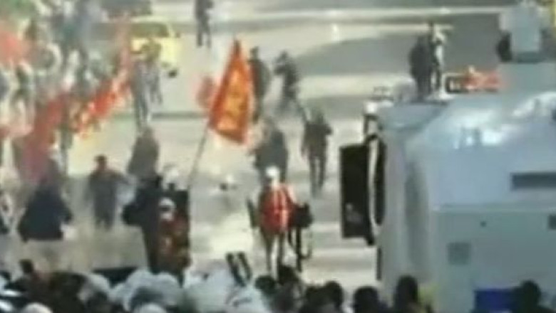 Violente la Istanbul. Sute de oameni s-au luat la bataie cu fortele de ordine Imagine