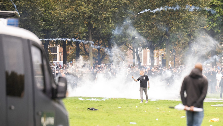 Violente la o manifestatie anti-imigratie, la Haga. Protestatarii au aruncat cu pietre si incendiat masini. Riposta a jandarmilor Imagine