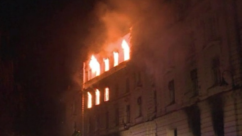 Violente la Sarajevo. Nemultumiti de cresterea somajului, bosniacii au incendiat birouri din sediul Presedintiei Imagine