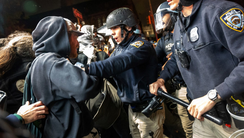 Violente la Universitatea Columbia. Politistii din New York au intervenit in forta in campusul blocat de manifestanti. 300 de arestari Imagine