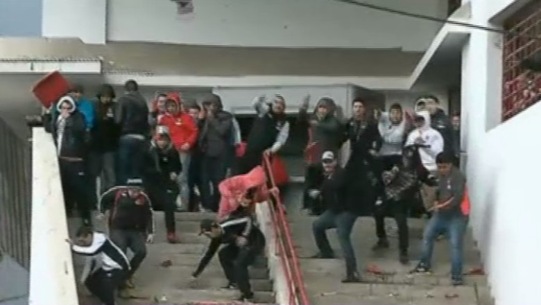 Violente pe stadion. Zeci de suporteri s-au batut cu fortele de ordine in Santiago de Chile Imagine