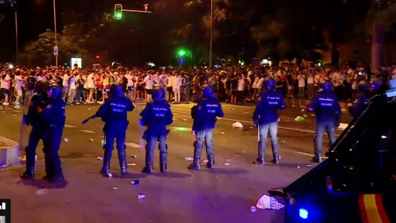 Violente si gaze lacrimogene la finala Ligii Campionilor. Jandarmii s-au batut cu suporterii pe strazile din Paris Imagine