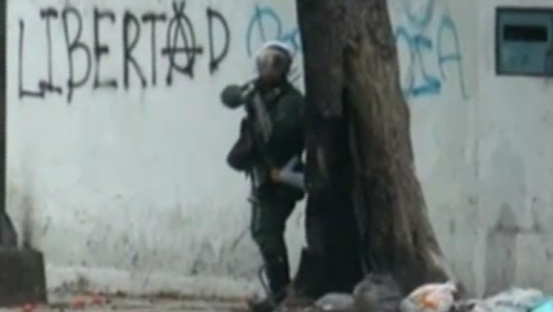 Violentele continua in Venezuela. Sute de protestatari s-au luat la bataie cu politistii la Caracas Imagine
