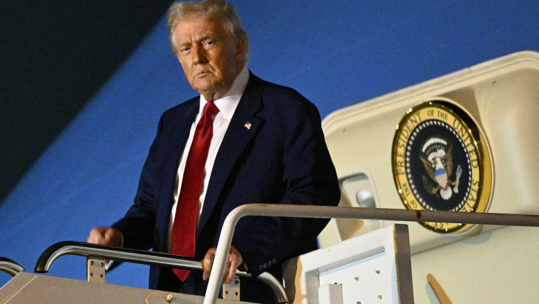 „Virati 20 de grade la dreapta, imediat.” Avionul lui Trump risca sa se ciocneasca cu o alta aeronava in zborul spre Marea Britanie Imagine