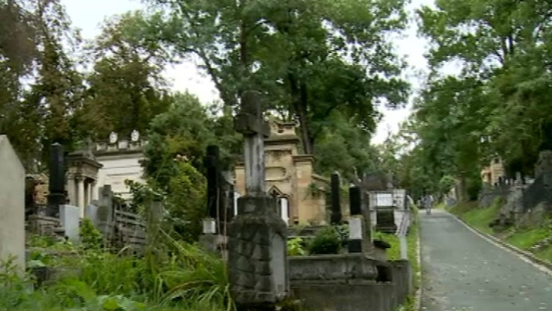Vizita in cimitir. Monumentele funerare medievale, obiective turistice Imagine