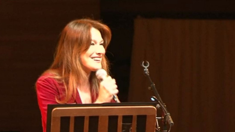 Vizita in Rusia. Carla Bruni pe scena, Nicolas Sarkozy la poze cu admiratoarele Imagine