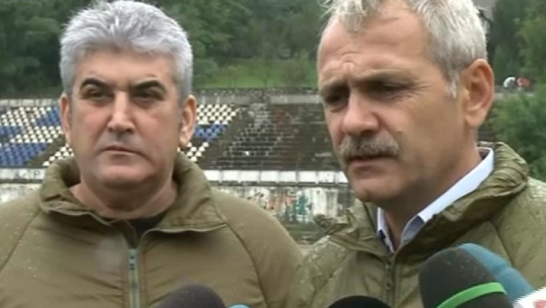 Vizita la inundatii. Liviu Dragnea si Gabriel Oprea au fost aparati de ploaie de catre maicute Imagine