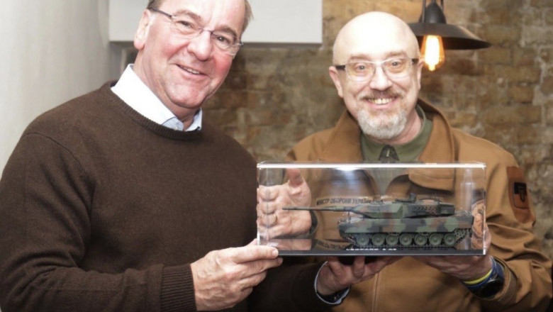 Vizita surpriza a ministrului german al apararii in Ucraina. Kievul va primi 100 de tancuri Leopard 1. „Primul Leopard 2 a ajuns" Imagine