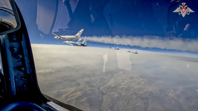 Vladimir Putin a fost escortat de patru avioane de vanatoare Su-35S in timpul zborului spre Abu Dhabi Imagine