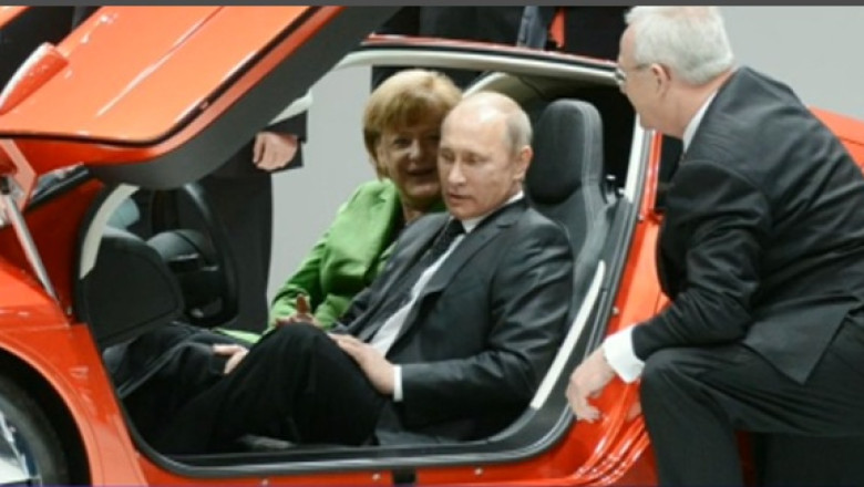 Vladimir Putin a vorbit de 35 de ori la telefon cu Angela Merkel anul acesta Imagine