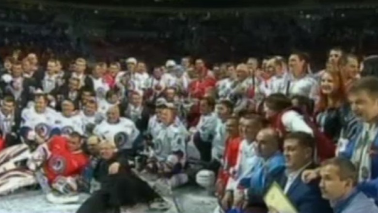 Vladimir Putin s-a relaxat la o partida de hochei Imagine