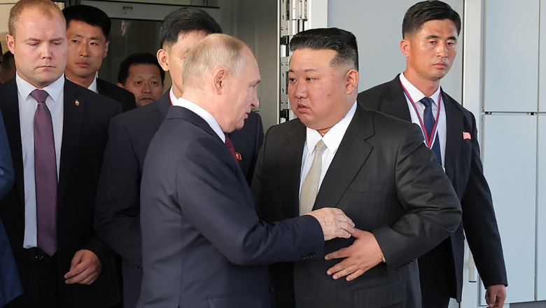 Vladimir Putin si Kim Jong Un si-au oferit in dar unul altuia cate o pusca Imagine