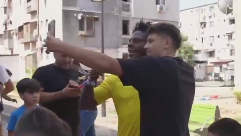 Vlogger cu milioane de abonati, live din Bucuresti. Cartierul in care a tinut sa mearga si unde a mancat influencerul Imagine