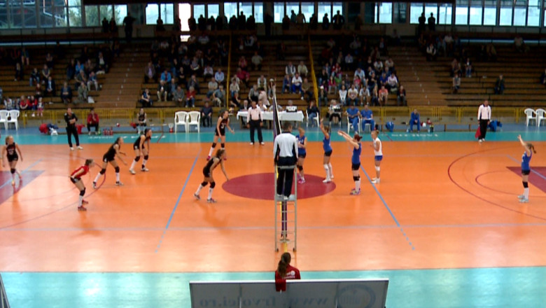 VOLEI FEMININ. Meci de clasament Imagine
