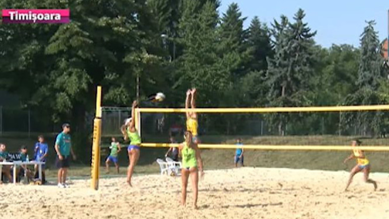 Volei pe plaja, in marea de beton. Competitia are loc in Parcul Rozelor din Timisoara Imagine