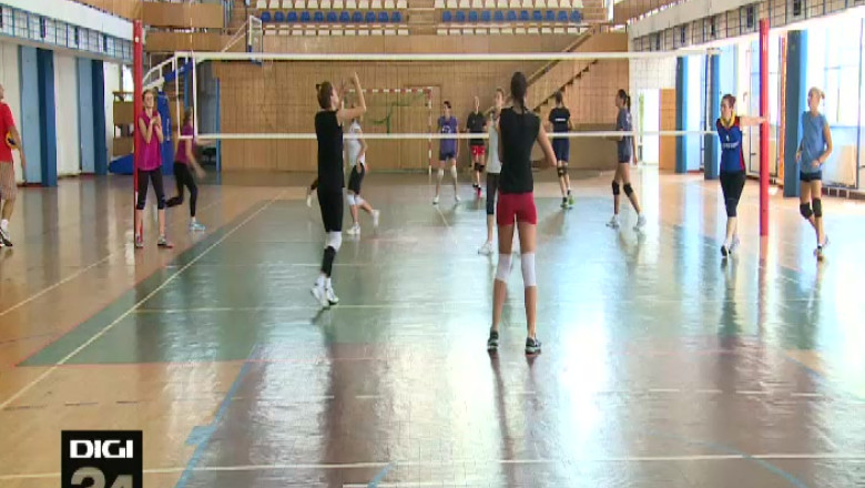 Voleibalistele de la SCM “U” Craiova participa la doua turnee amicale   Imagine