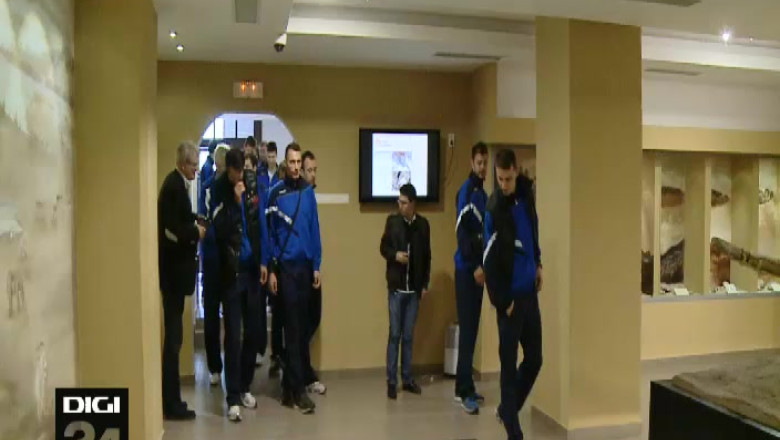 Voleibalistii craioveni au mers la muzeu   Imagine