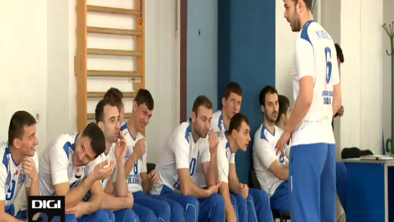 Voleibalistii, profesori pentru o zi. Elevii lui Pascu au predat micutelor voleibaliste din Banie Imagine