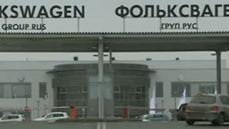 Volkswagen isi reduce productia din Rusia Imagine
