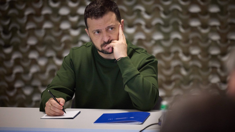 Volodimir Zelenski anunta ca armata ucraineana a mai doborat un bombardier rusesc deasupra Donetk Imagine