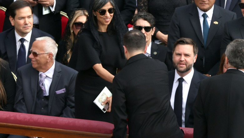 Volodimir Zelenski si JD Vance si-au dat mana la Vatican, la slujba inaugurala a pontificatului lui Leon al XIV-lea Imagine