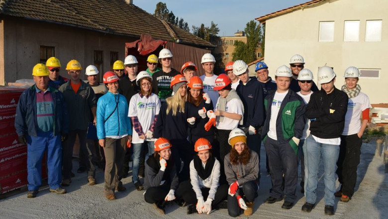 Voluntari austrieci construiesc case in Oradea ca sa obtina diploma de bacalaureat international Imagine