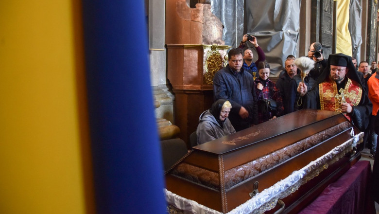 Voluntari ucraineni cauta trupurile militarilor morti si le duc familiilor: „De cate ori dezgropi pe cineva, traiesti cosmarul lui” Imagine