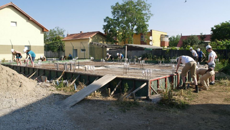 Voluntariat pentru romani. 36 de elevi din Irlanda si Scotia construiesc case pentru nevoiasii din Bihor Imagine