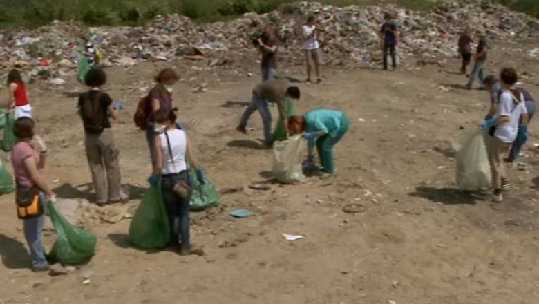 Voluntariatul la romani, amintirea muncii patriotice din timpul regimului comunist Imagine