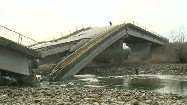 Vor sa monteze un pod mobil peste raul Strei, sa tina locul celui care s-a prabusit recent Imagine