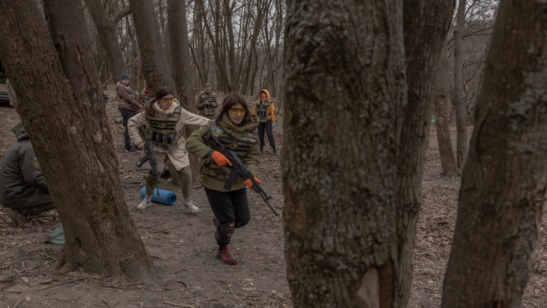 „Vrajitoarele din Bucea”. Cine sunt femeile care doboara dronele rusesti. „Baietii au plecat, dar noi suntem aici” Imagine