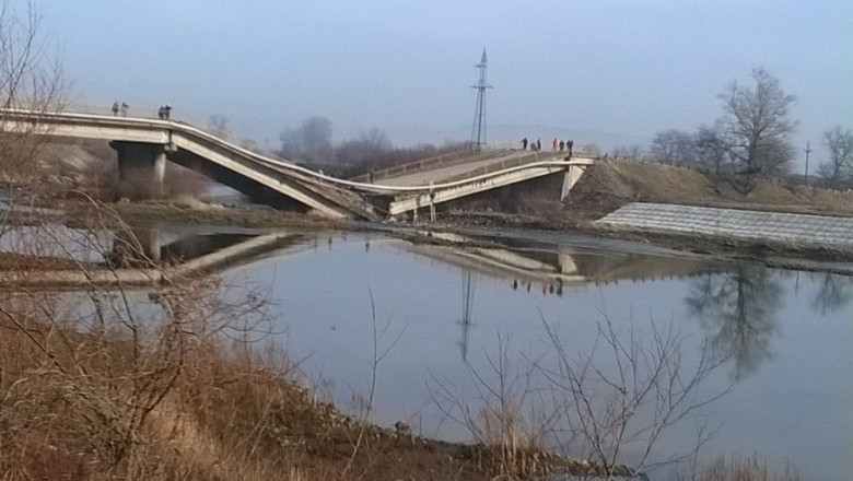 Vrancea. Pod prabusit, 2.000 de persoane sunt izolate Imagine