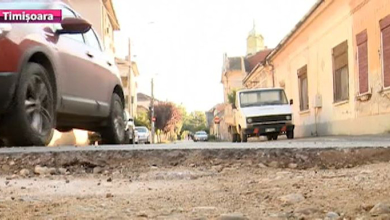 Vrea despagubiri de la Primaria Timisoara. Un sofer si-a stricat masina intr-o groapa de pe str. Memorandului Imagine