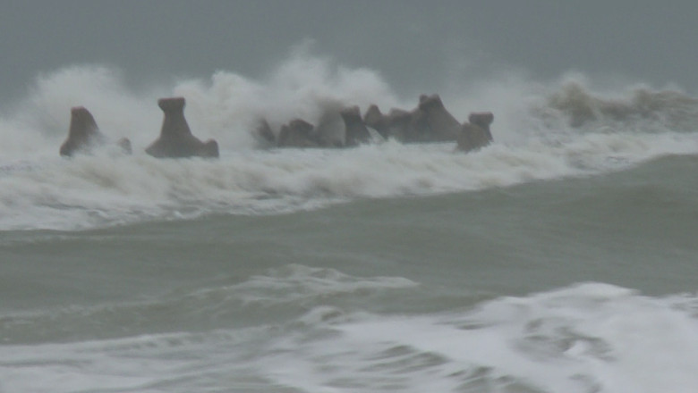 Vreme extrema la malul marii. Cele doua zile de cod portocaliu au facut ravagii pe plaje Imagine