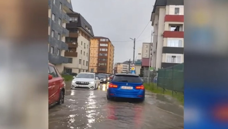 Vreme la extreme. Ploile torentiale si vantul puternic au facut ravagii in unele zone din tara: copaci doborati si strazi inundate