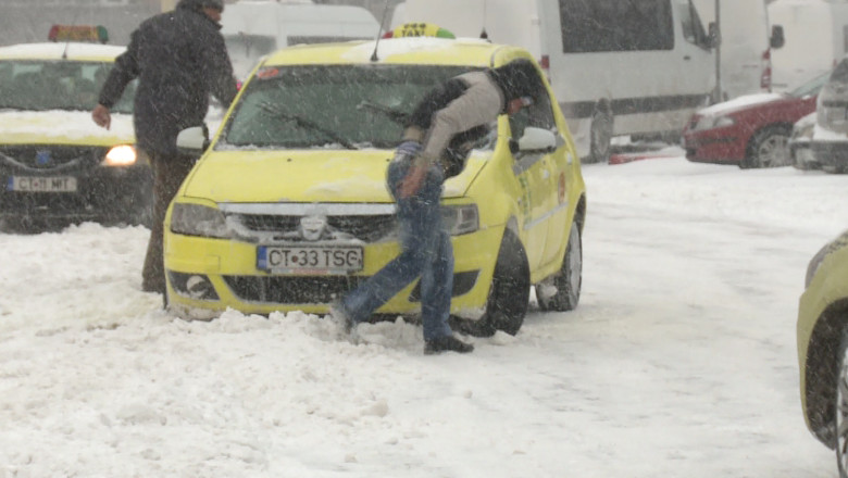 Vremea aduce profit taximetristilor. In schimb, zapada si viscolul alunga clientii spalatoriilor  Imagine