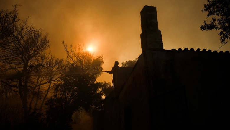 Vremea la extreme pe glob: Stare de urgenta in Grecia din cauza incendiilor, in timp ce furtunile fac ravagii in Serbia Imagine