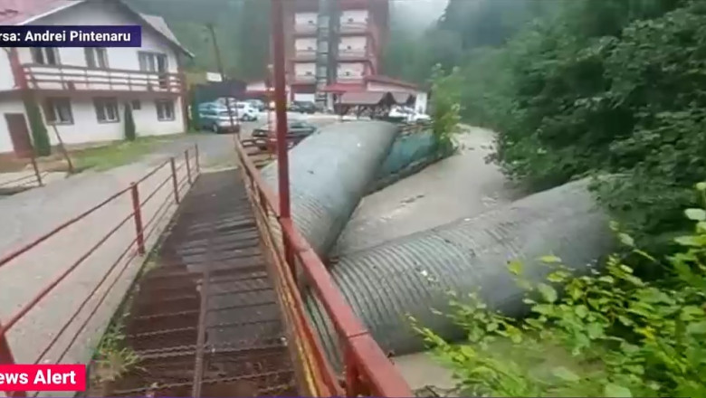 Vremea rea face ravagii in tara: Inundatii, poduri rupte, canionul 7 Scari s-a umplut de bolovani si aluviuni dupa o viitura Imagine