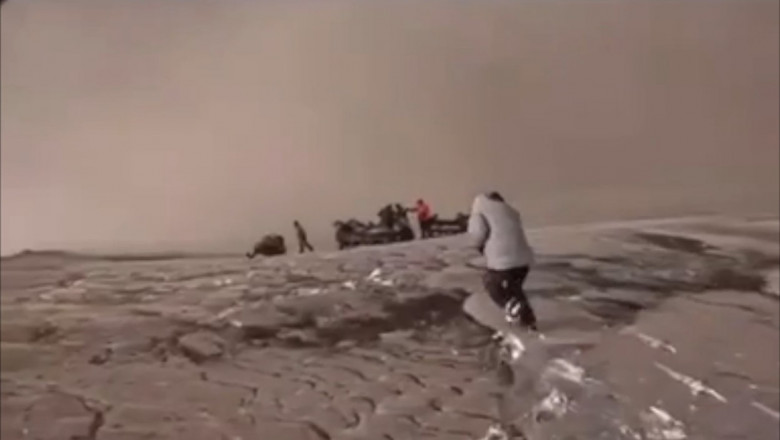 Vulcanul Siveluci continua sa erupa. Peisaje apocaliptice in localitatile acoperite de un strat de aproape 10 centimetri de cenusa Imagine