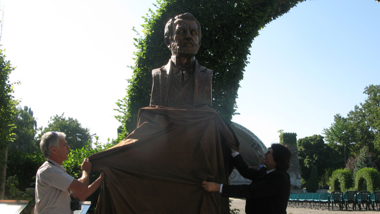 Wilhelm Muhle, cu bust in Parcul Rozelor, dar fara casa Imagine