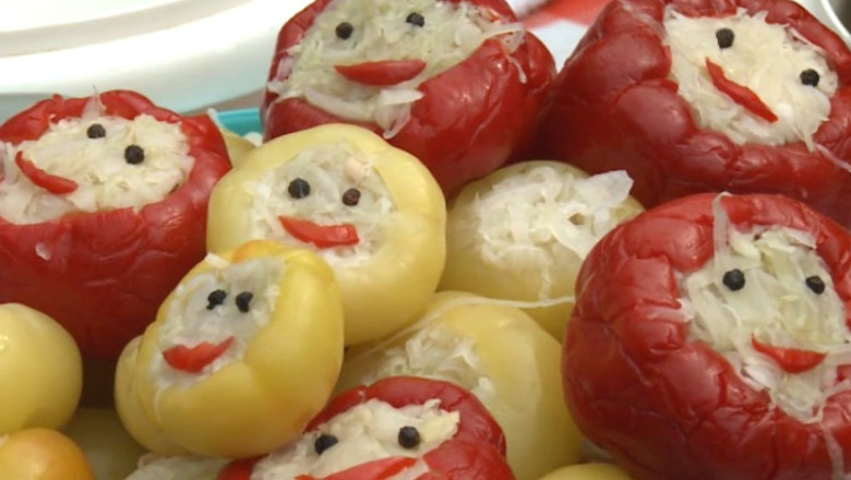 Zambete... la borcan. O bihoreanca prepara smiley-muraturi, care au mare succes in magazine Imagine