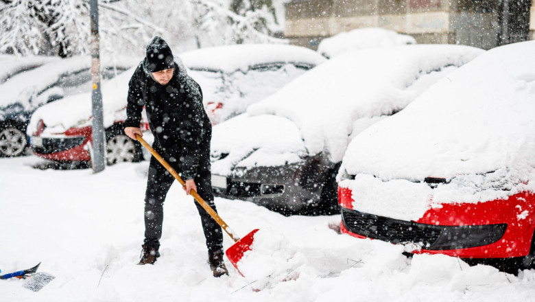 Zapada, motiv de cearta intre soferi. Cum arata lupta pentru un loc de parcare printre troiene, pe strazile Capitalei Imagine