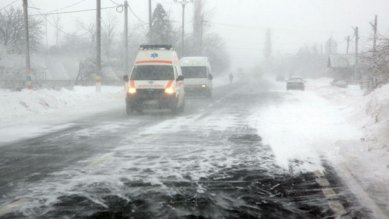 Zapada pune probleme ambulantelor. Medicii nu au putut ajunge la un copil cu febra mare. O gravida a fost dusa cu elicopterul la spital Imagine