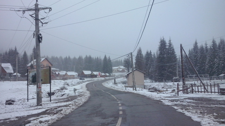 Zapada si ceata pe mai multe drumuri din nord-vest, dupa ninsoarea de duminica Imagine